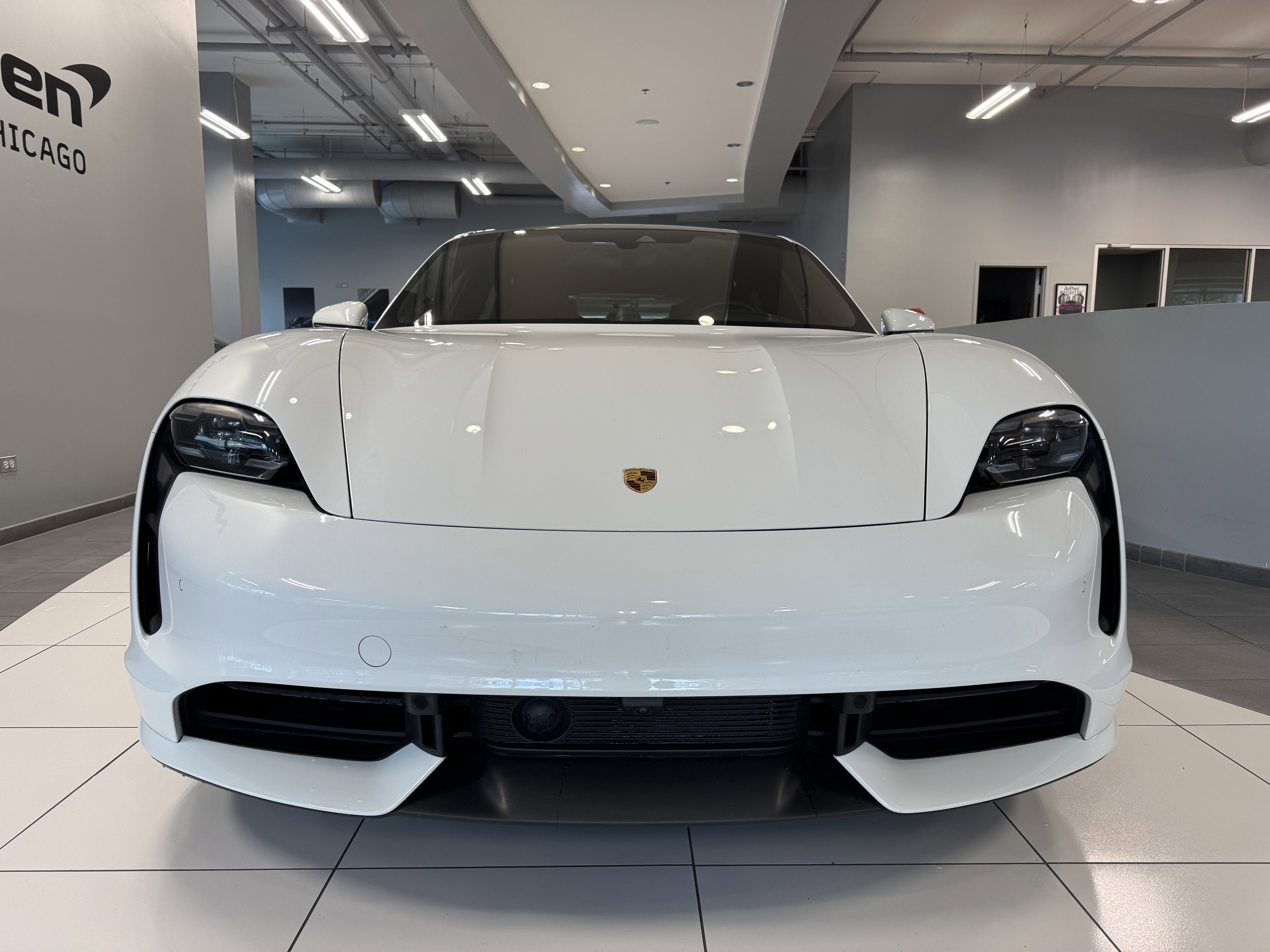 Used 2022 Porsche Taycan image 8