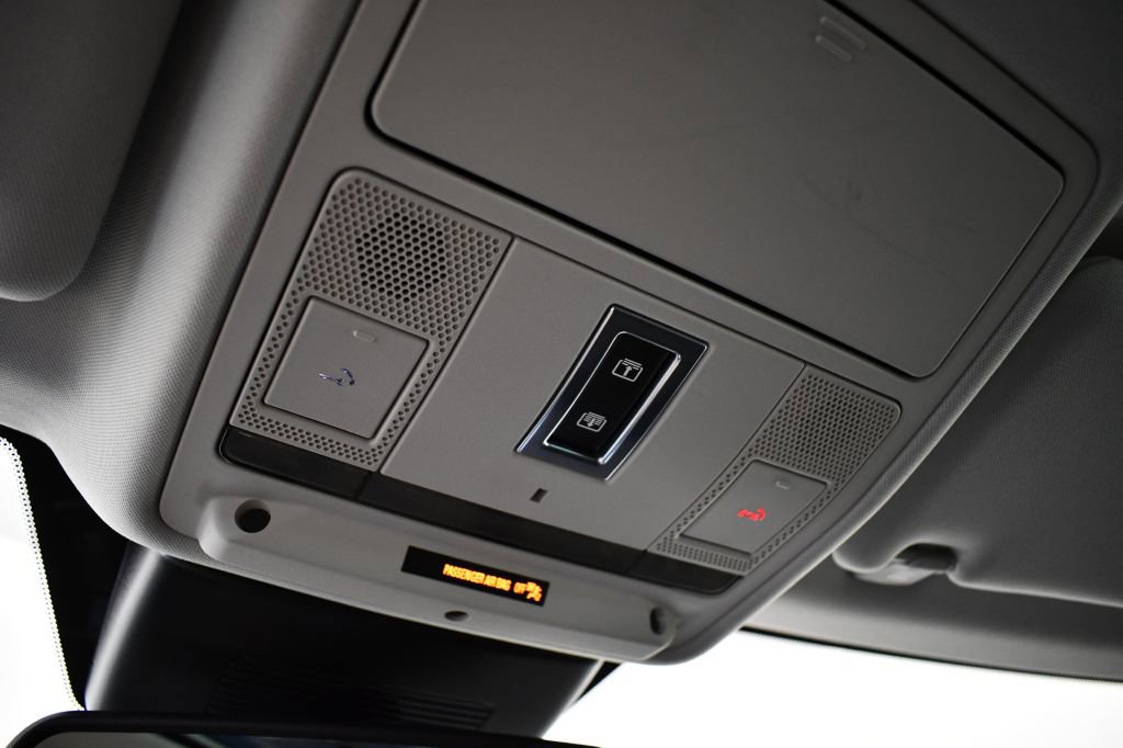 Used 2019 Land Rover Range Rover Evoque SE Premium image 31