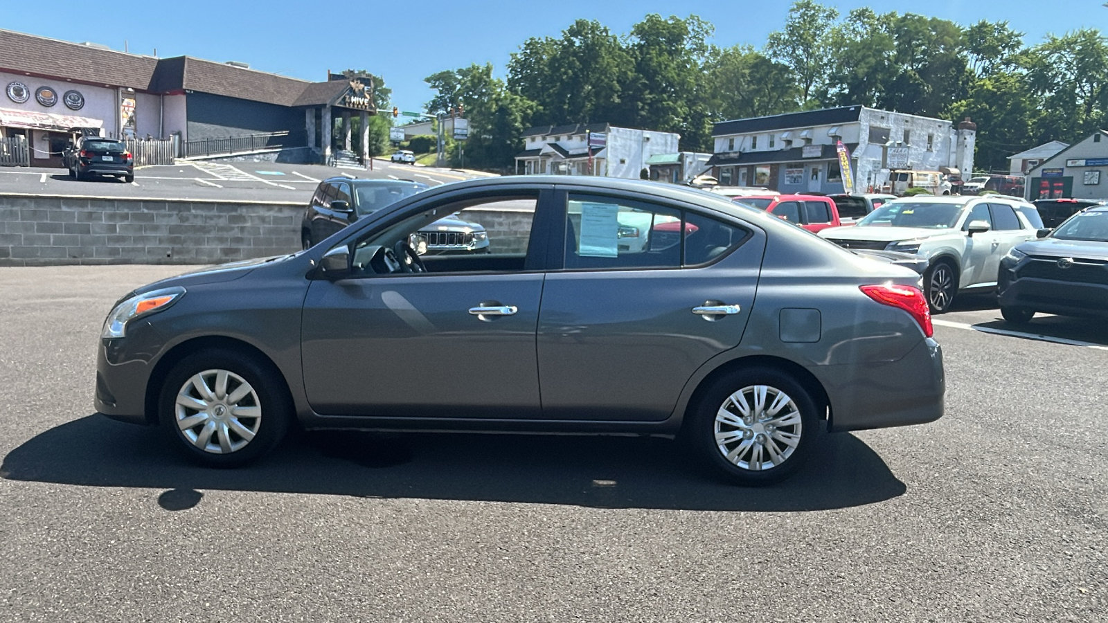 Used 2017 Nissan Versa SV FWD image 4