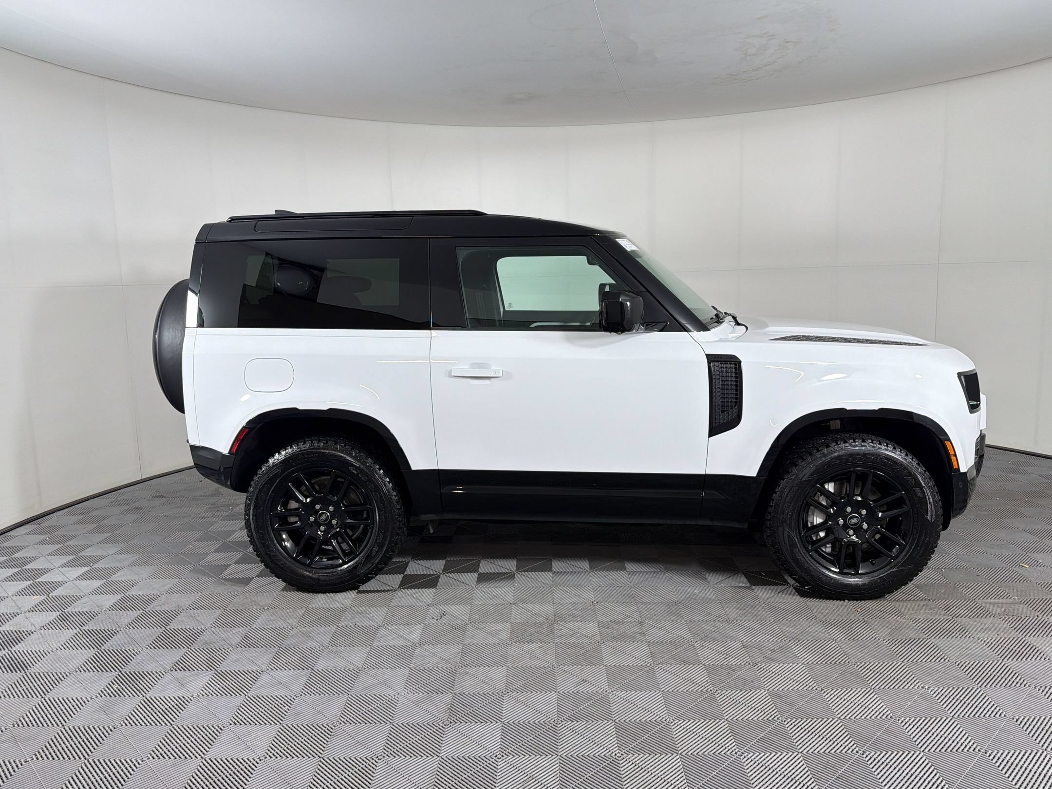 Used 2025 Land Rover Defender 90 X-Dynamic SE AWD/4WD image 7
