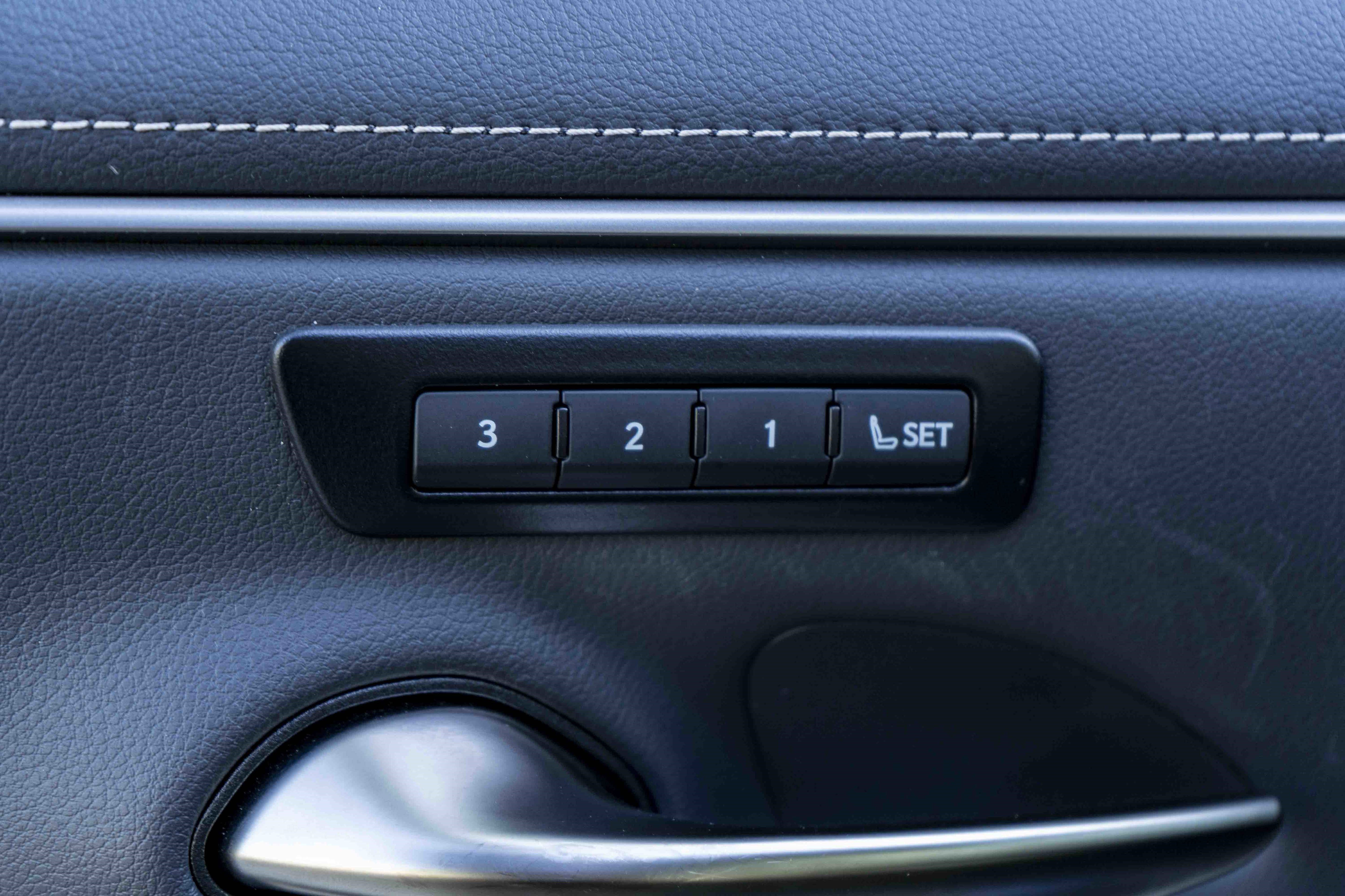 Used 2025 Lexus ES 300h w/ Premium Package image 40