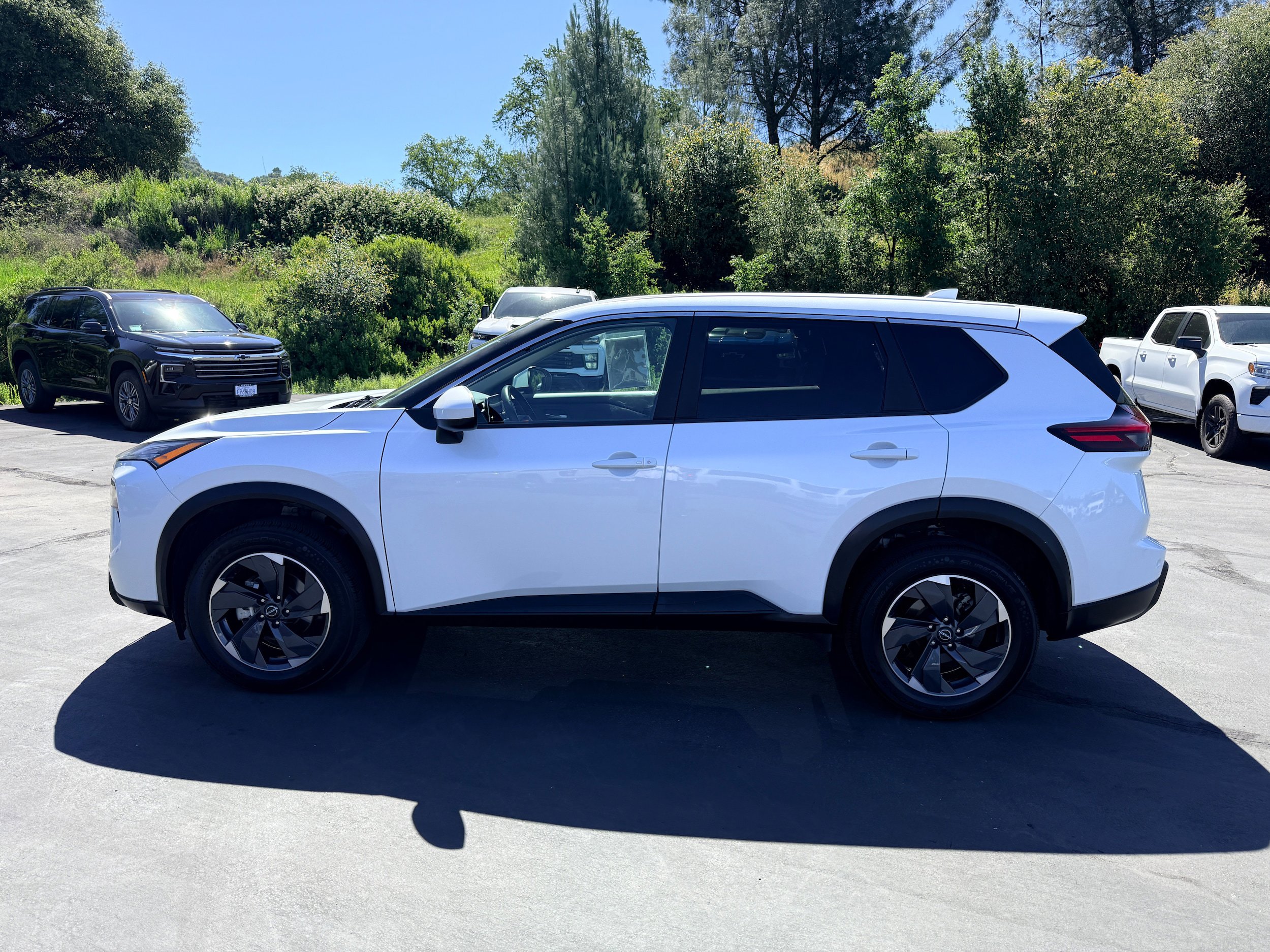 Used 2025 Nissan Rogue SV AWD/4WD image 1