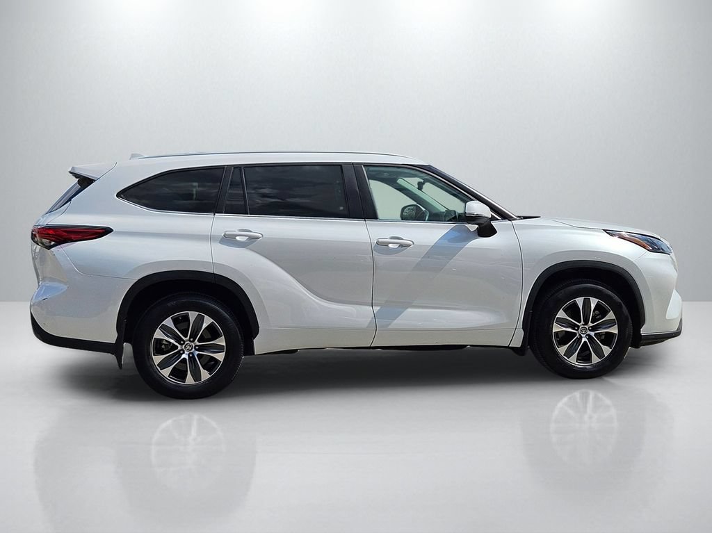 Used 2023 Toyota Highlander XLE FWD image 4