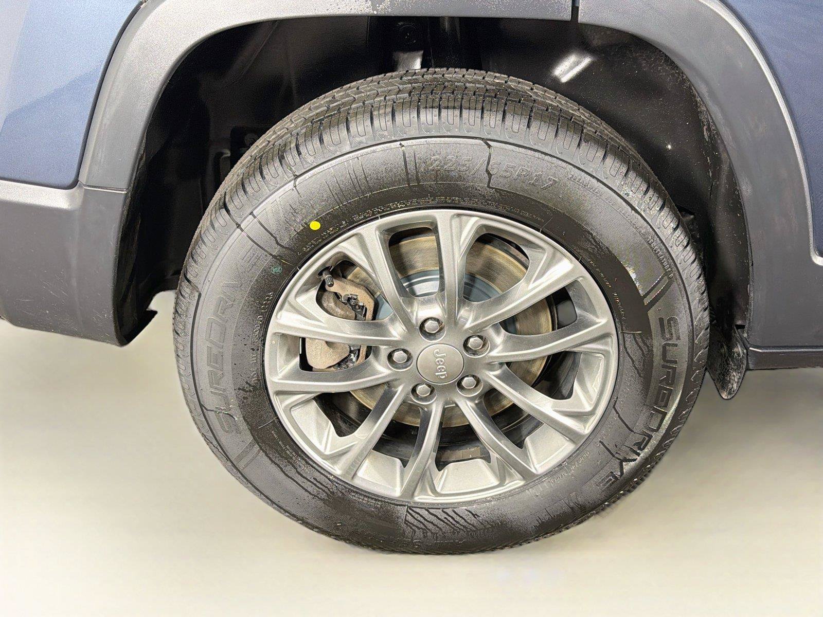 Used 2019 Jeep Cherokee Latitude Plus w/ Cold Weather Group AWD/4WD image 35
