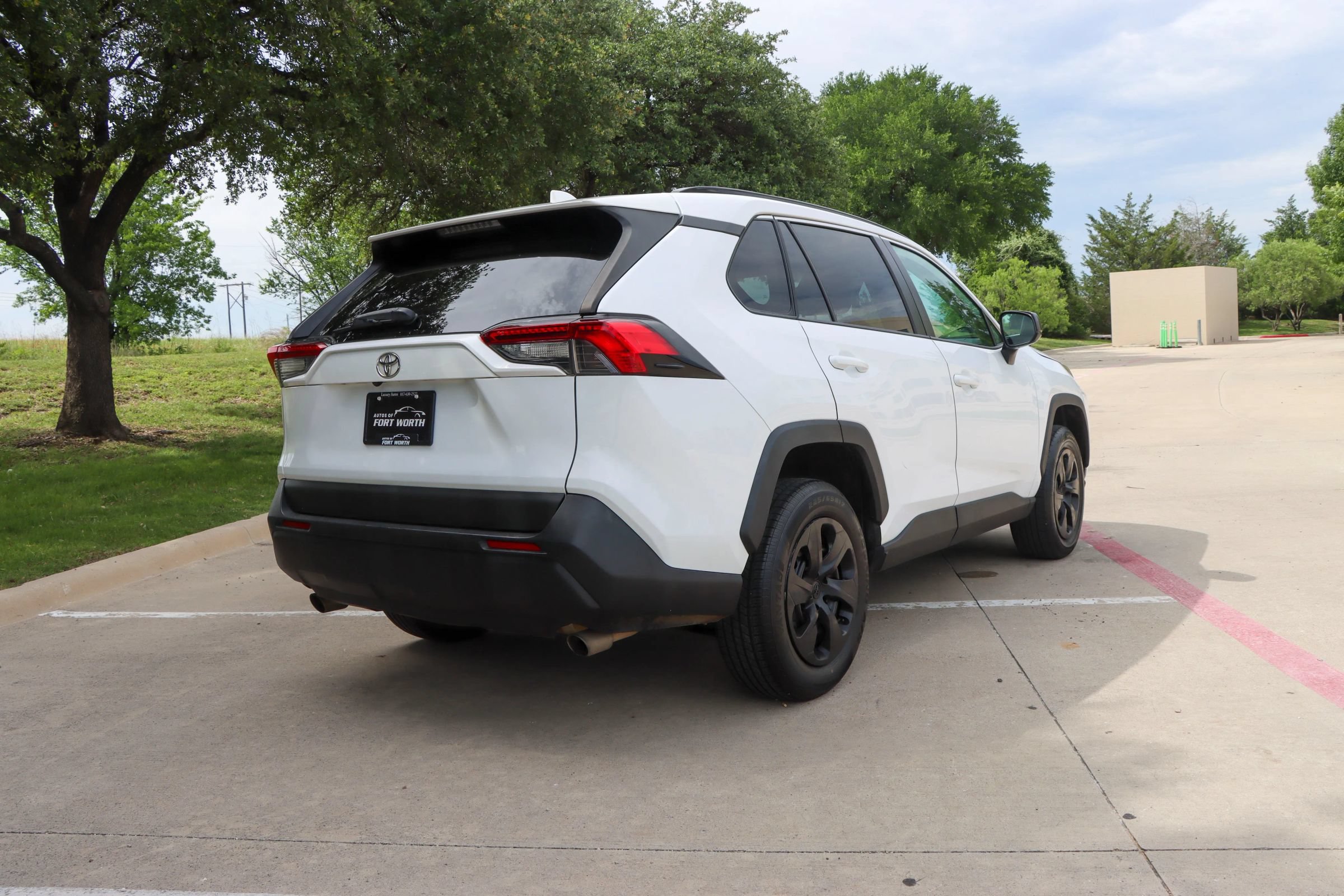 Used 2019 Toyota RAV4 LE FWD image 7