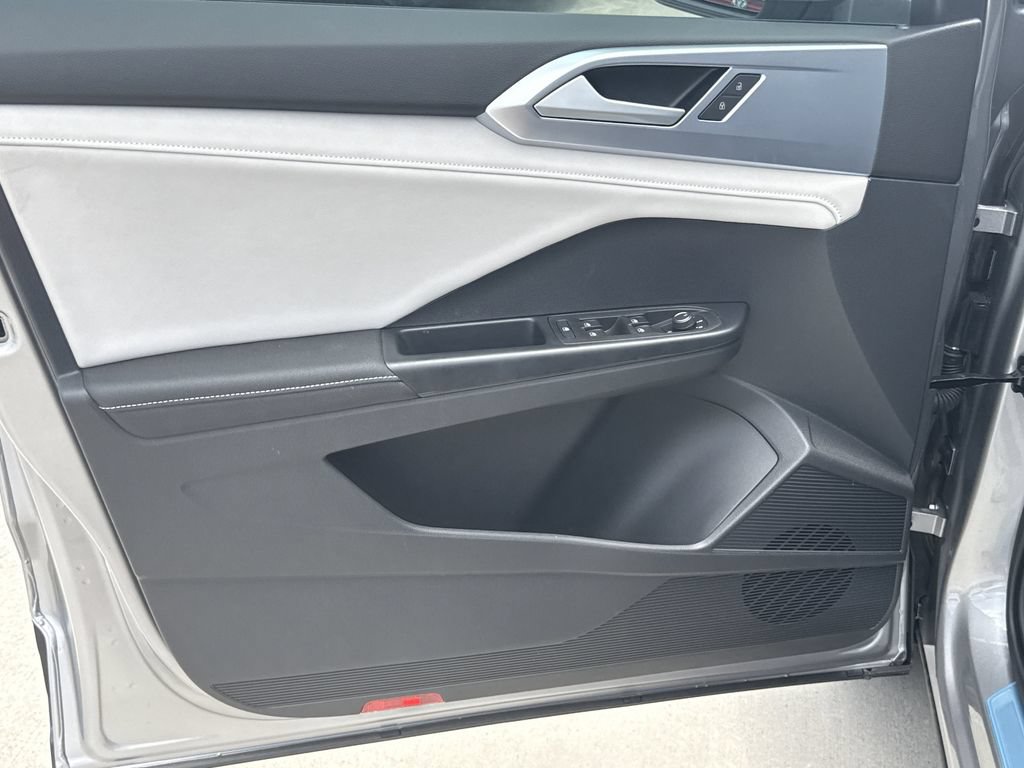 New 2026 Volkswagen Taos SE FWD image 10