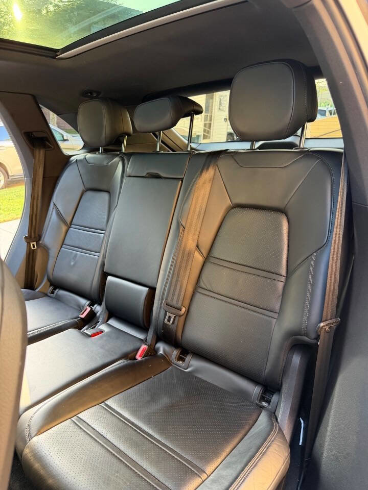 Used 2019 Porsche Cayenne w/ Premium Package image 17