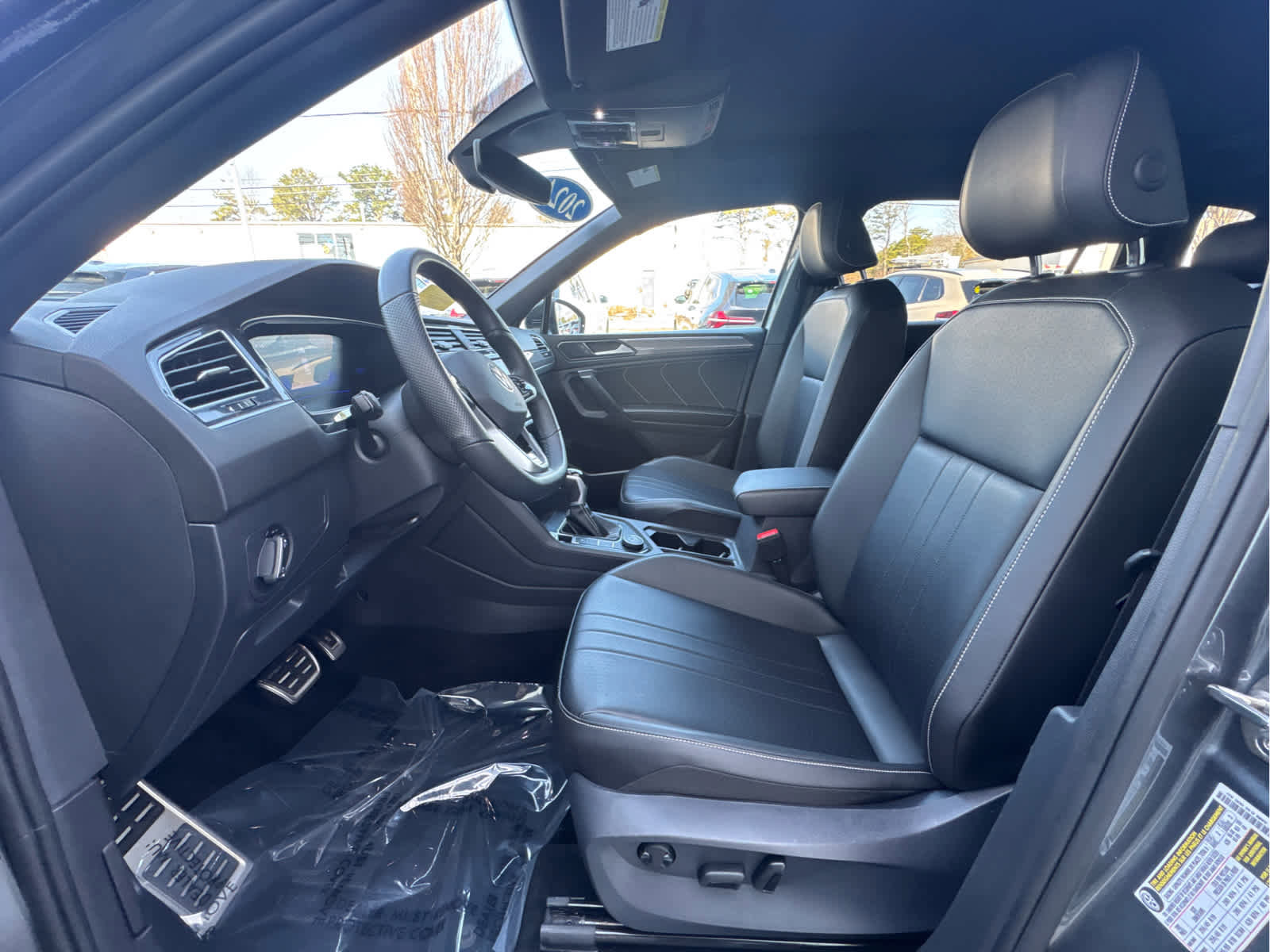 Used 2024 Volkswagen Tiguan SE R-Line image 10