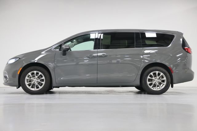 Used 2023 Chrysler Pacifica Touring-L AWD/4WD image 8