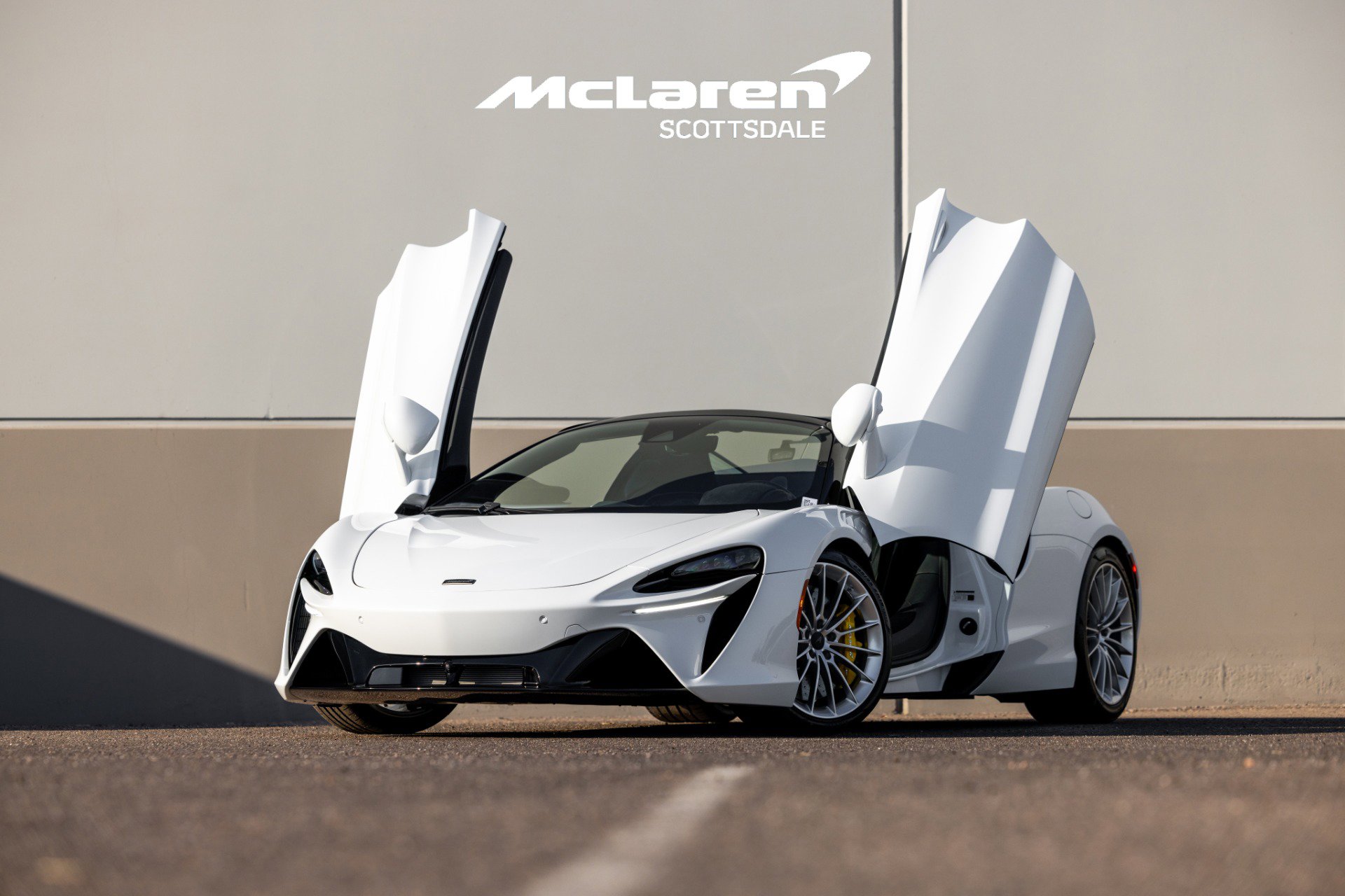 Used 2025 McLaren Artura Spider image 3