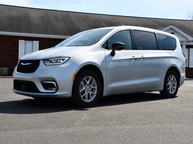 Used 2024 Chrysler Pacifica Touring-L image 3
