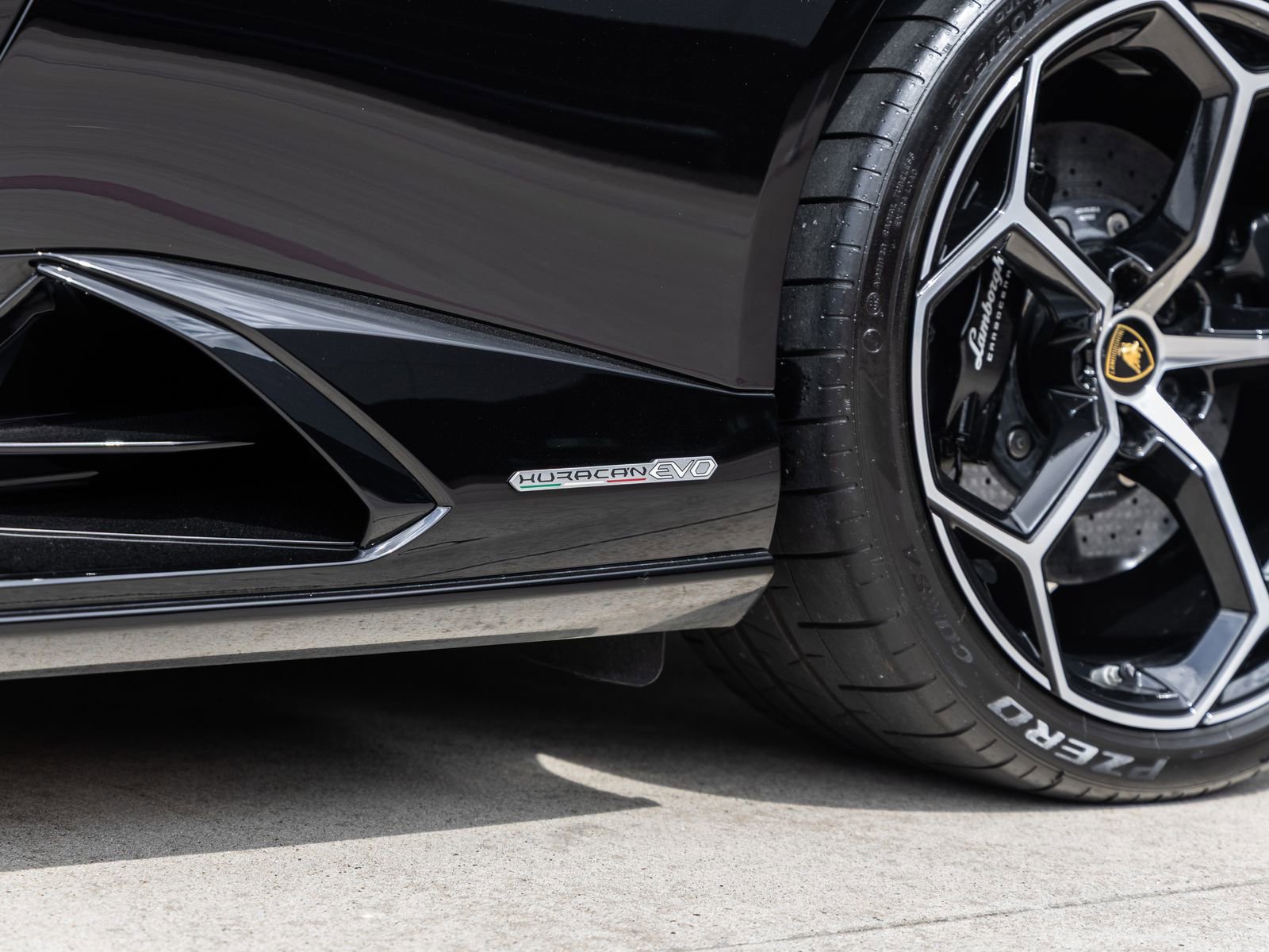 Used 2020 Lamborghini Huracan EVO image 18