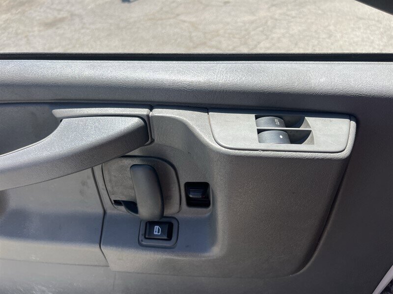 Used 2014 Chevrolet Express 2500 RWD image 28