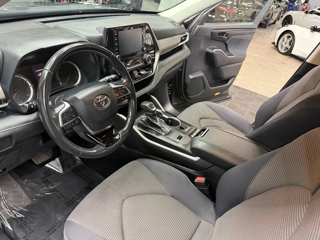 Used 2020 Toyota Highlander LE FWD image 32