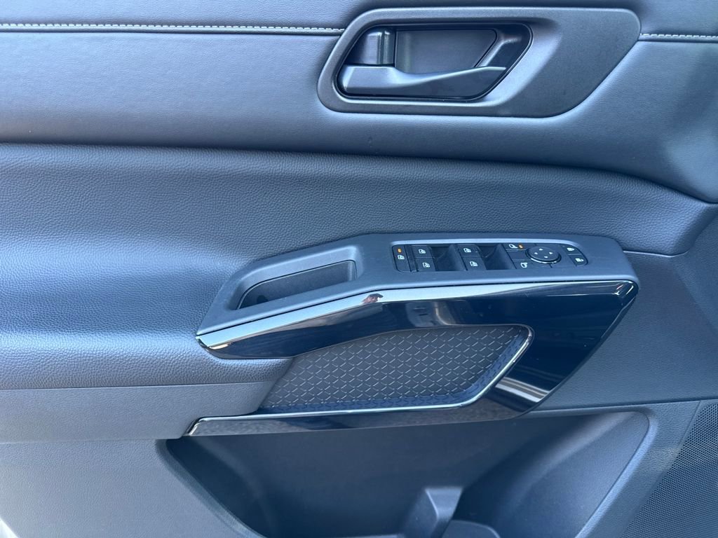 Used 2025 Nissan Pathfinder SV image 13