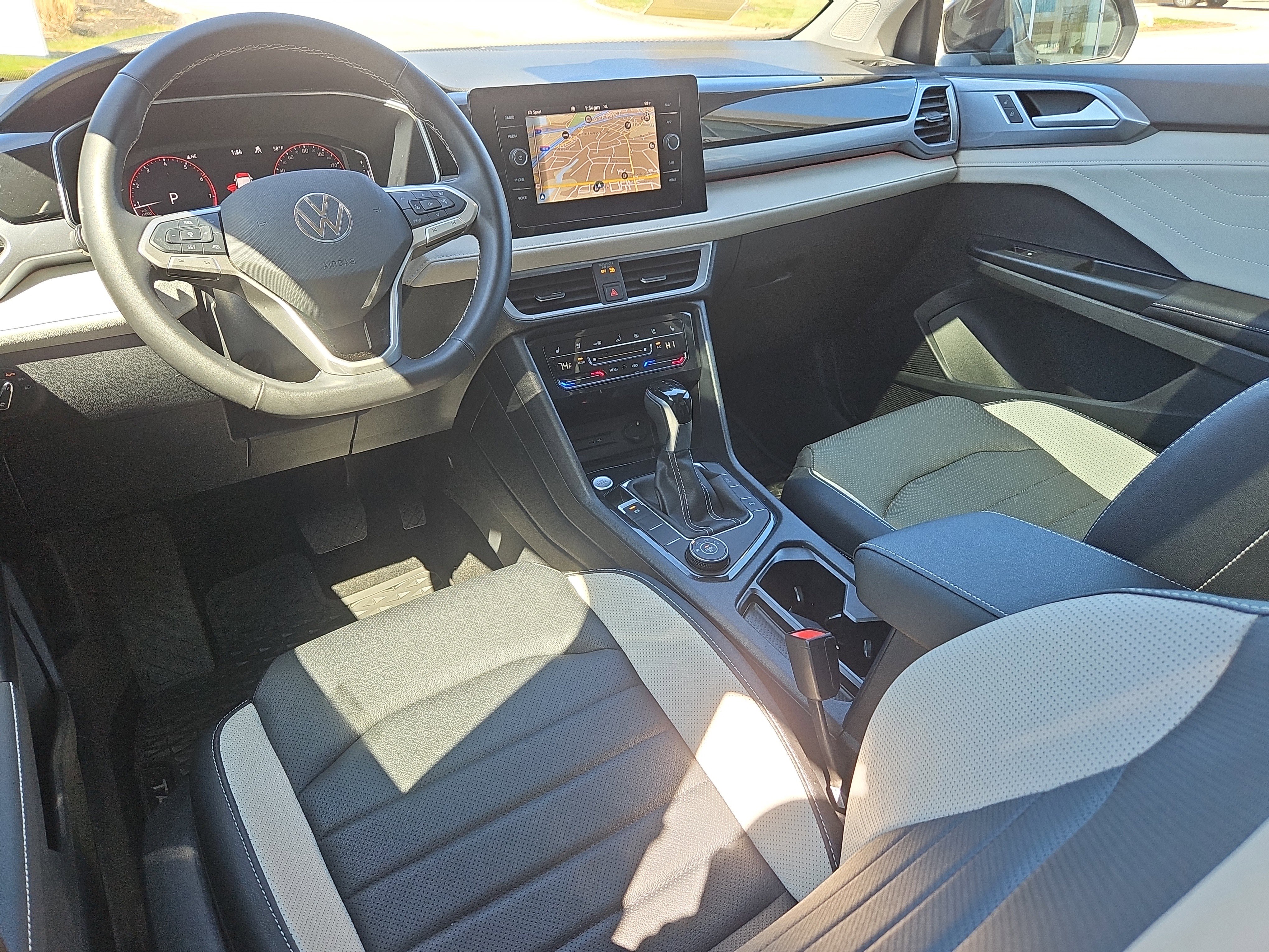 Certified 2025 Volkswagen Taos SEL AWD/4WD image 3