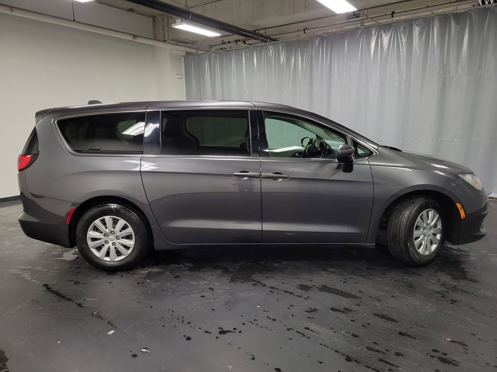Used 2020 Chrysler Voyager L image 10