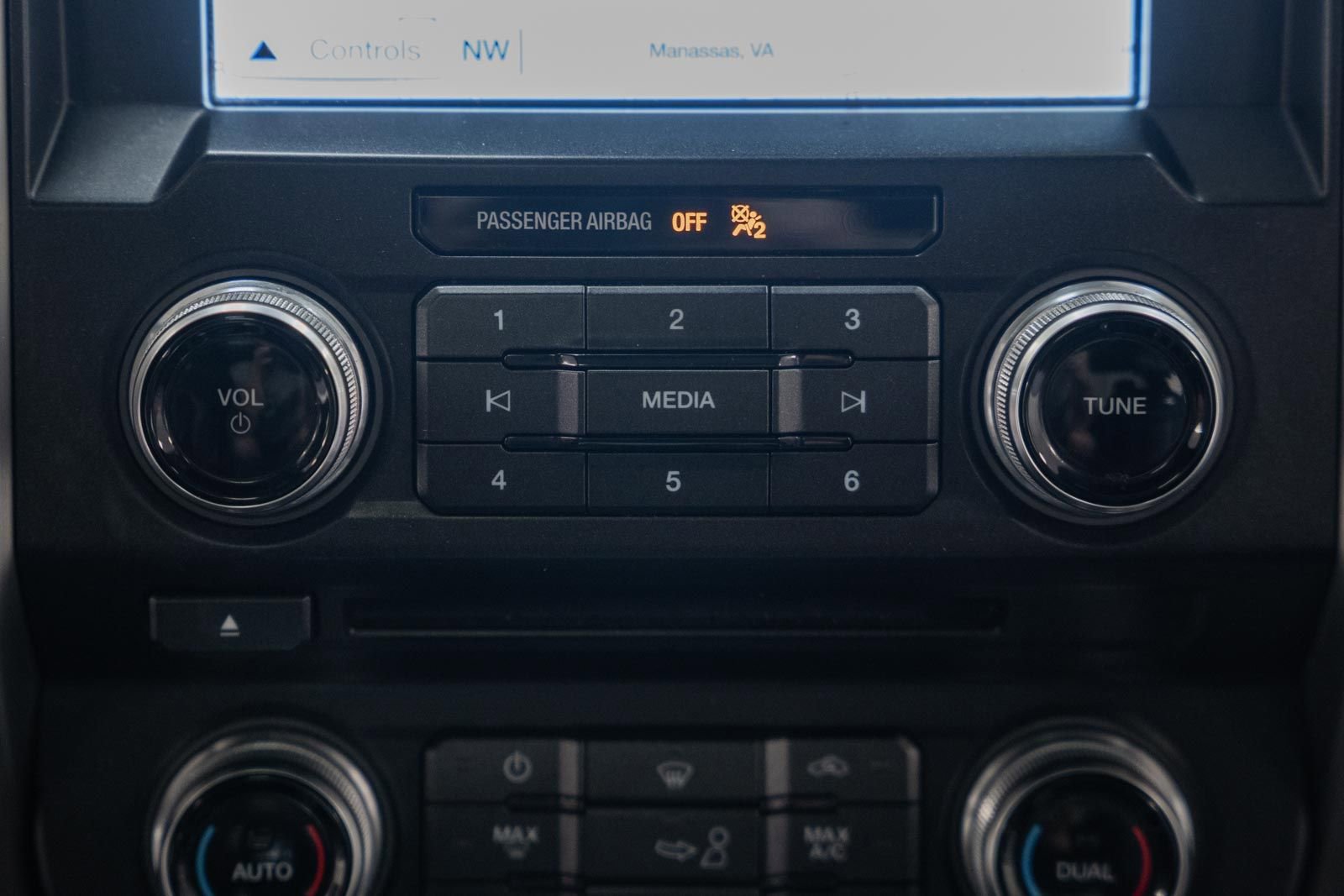 Certified 2018 Ford F150 Platinum w/ Equipment Group 701A Luxury image 31