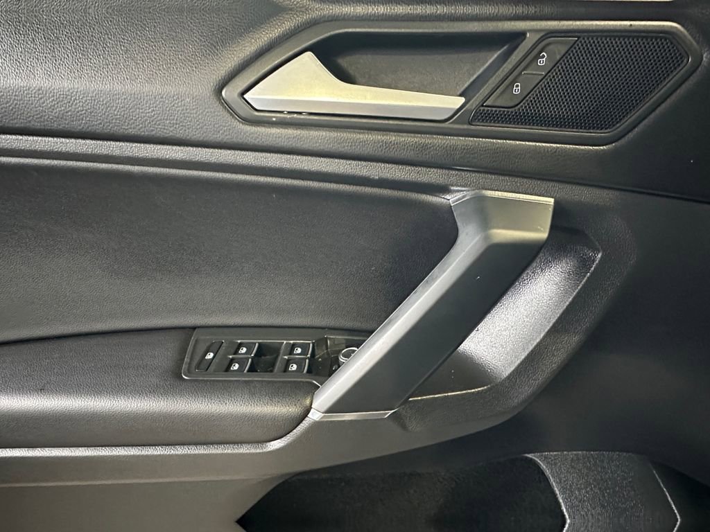Used 2020 Volkswagen Tiguan SE image 11