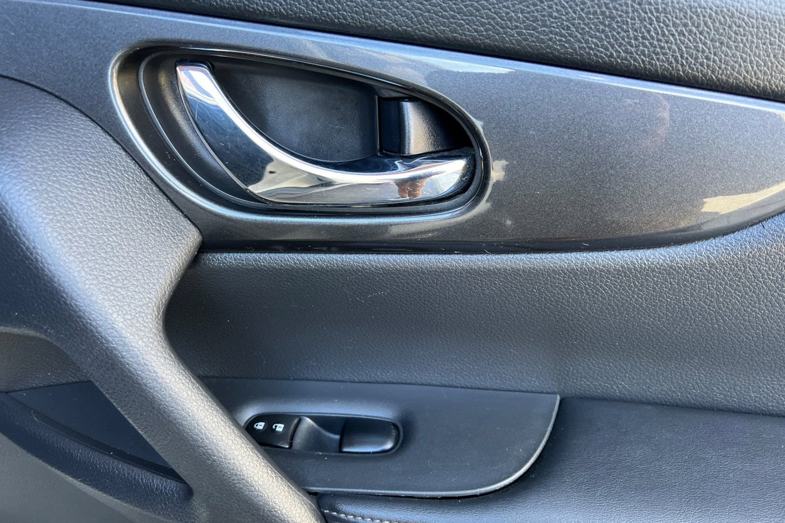 Used 2017 Nissan Rogue S image 23