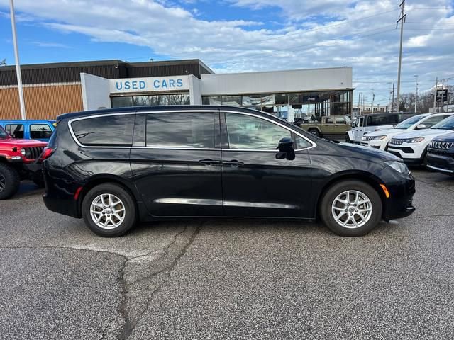 Used 2022 Chrysler Voyager LX image 2