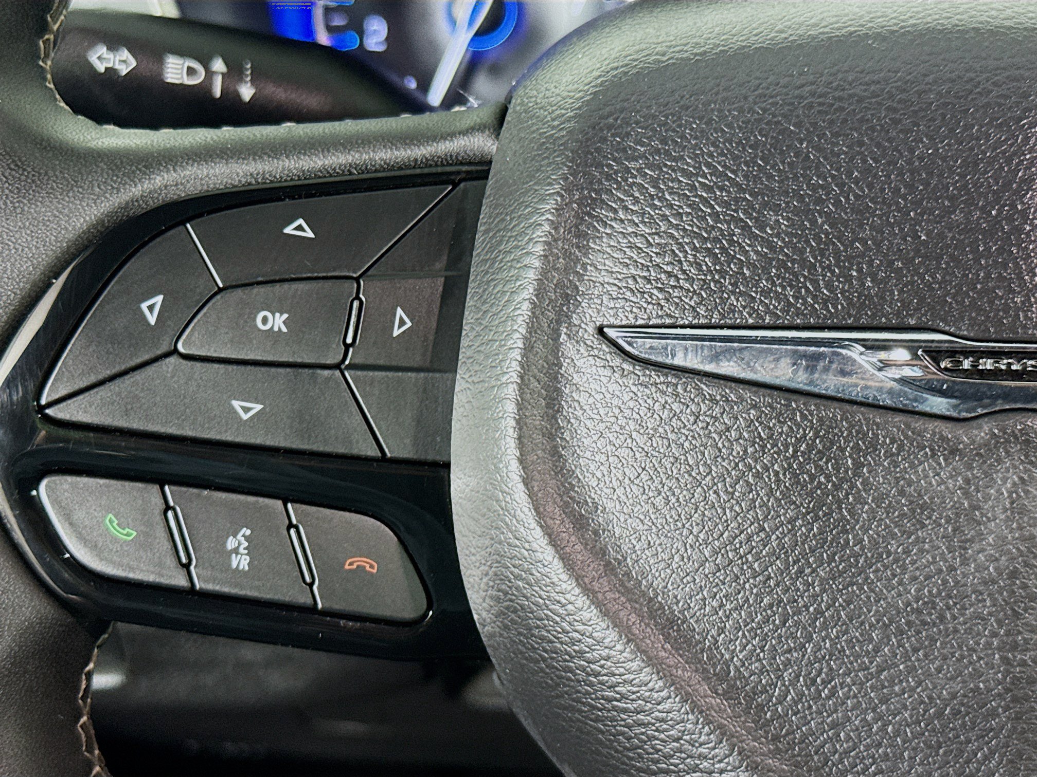 Used 2023 Chrysler Pacifica Touring FWD image 13