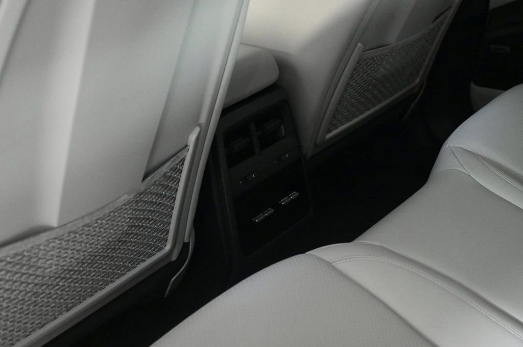 Certified 2025 Porsche Macan Electric RWD image 20