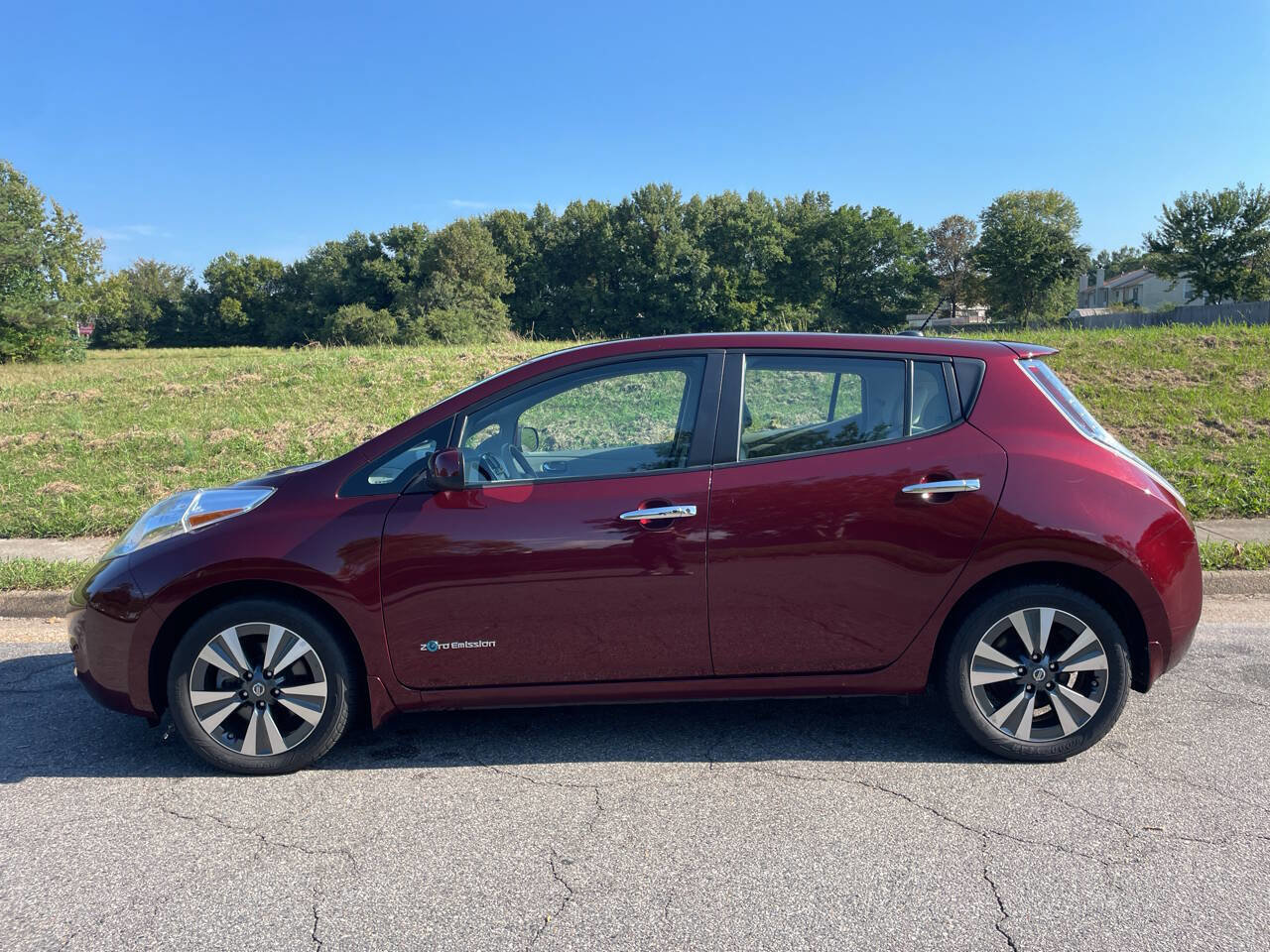 Used 2016 Nissan Leaf SV image 2