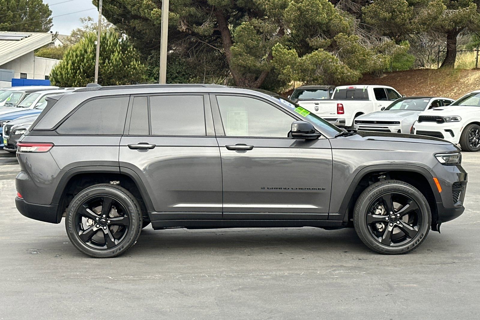 Used 2023 Jeep Grand Cherokee Altitude AWD/4WD image 3
