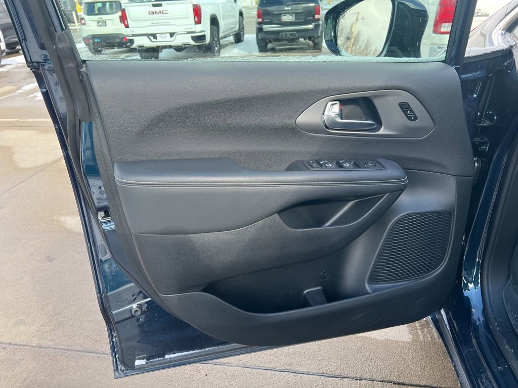 Used 2025 Chrysler Pacifica Select image 8