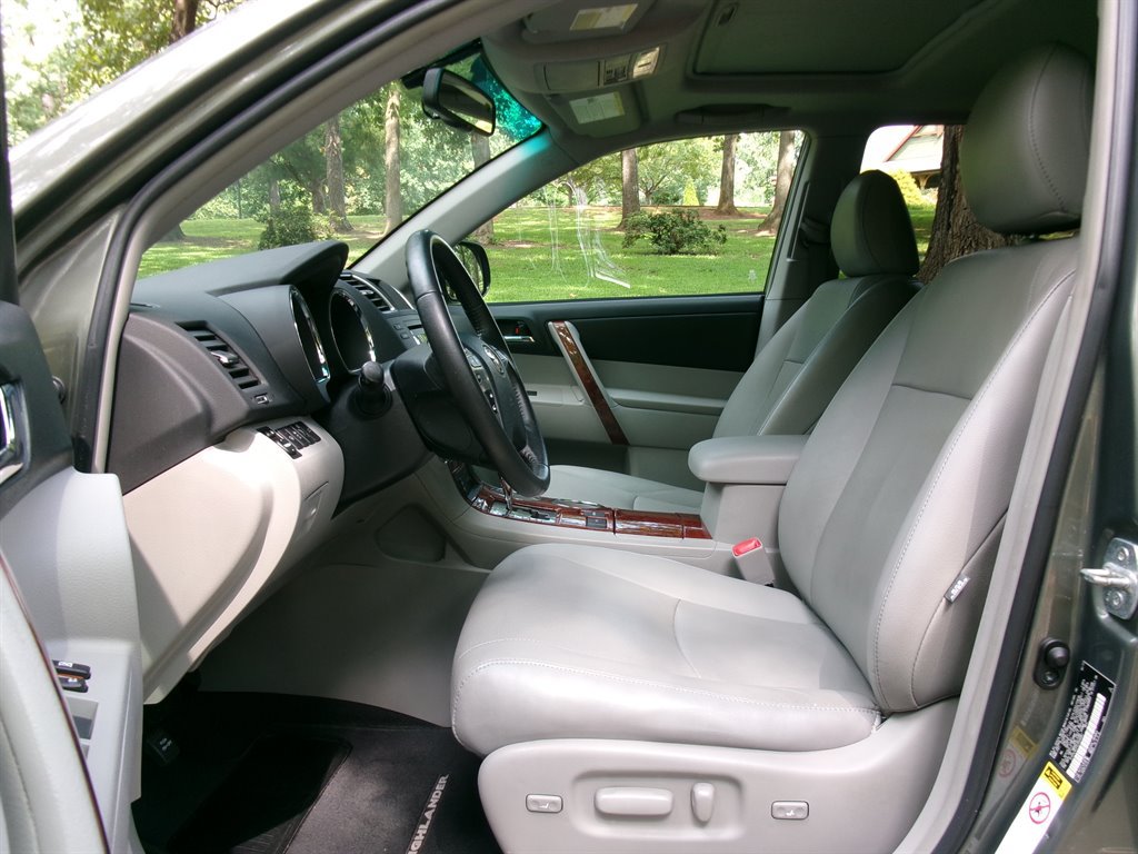 Used 2012 Toyota Highlander Limited w/ Tow Pkg FWD image 11