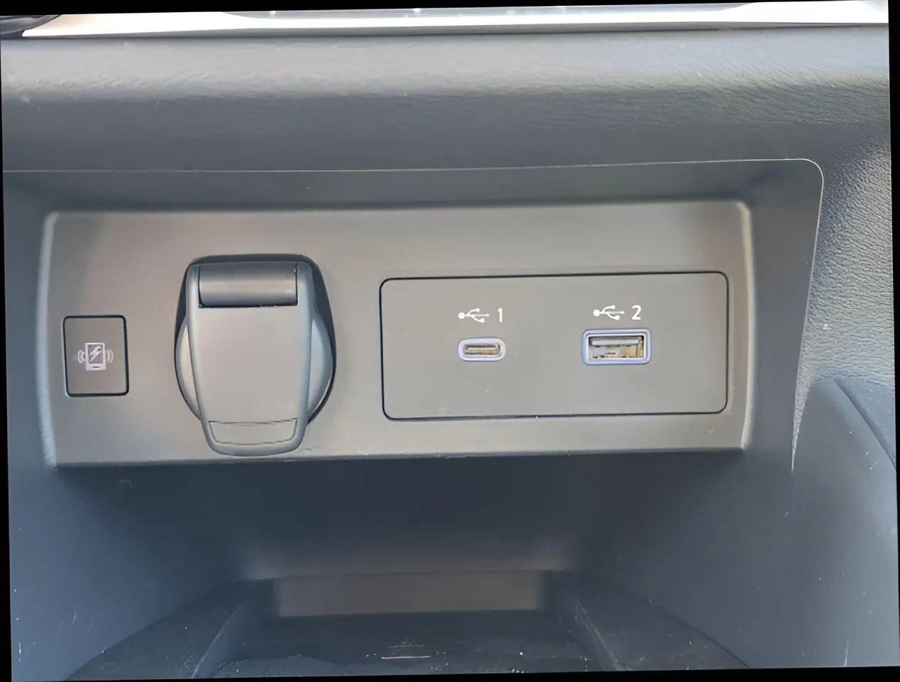 Used 2024 Nissan Versa SR w/ Trunk Package image 12