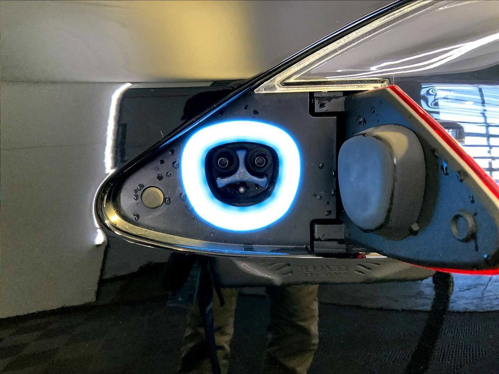 Used 2020 Tesla Model S Long Range Plus image 37