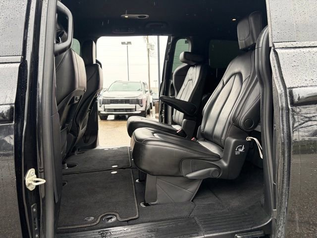 Used 2023 Chrysler Pacifica Touring-L w/ S Appearance Package image 16