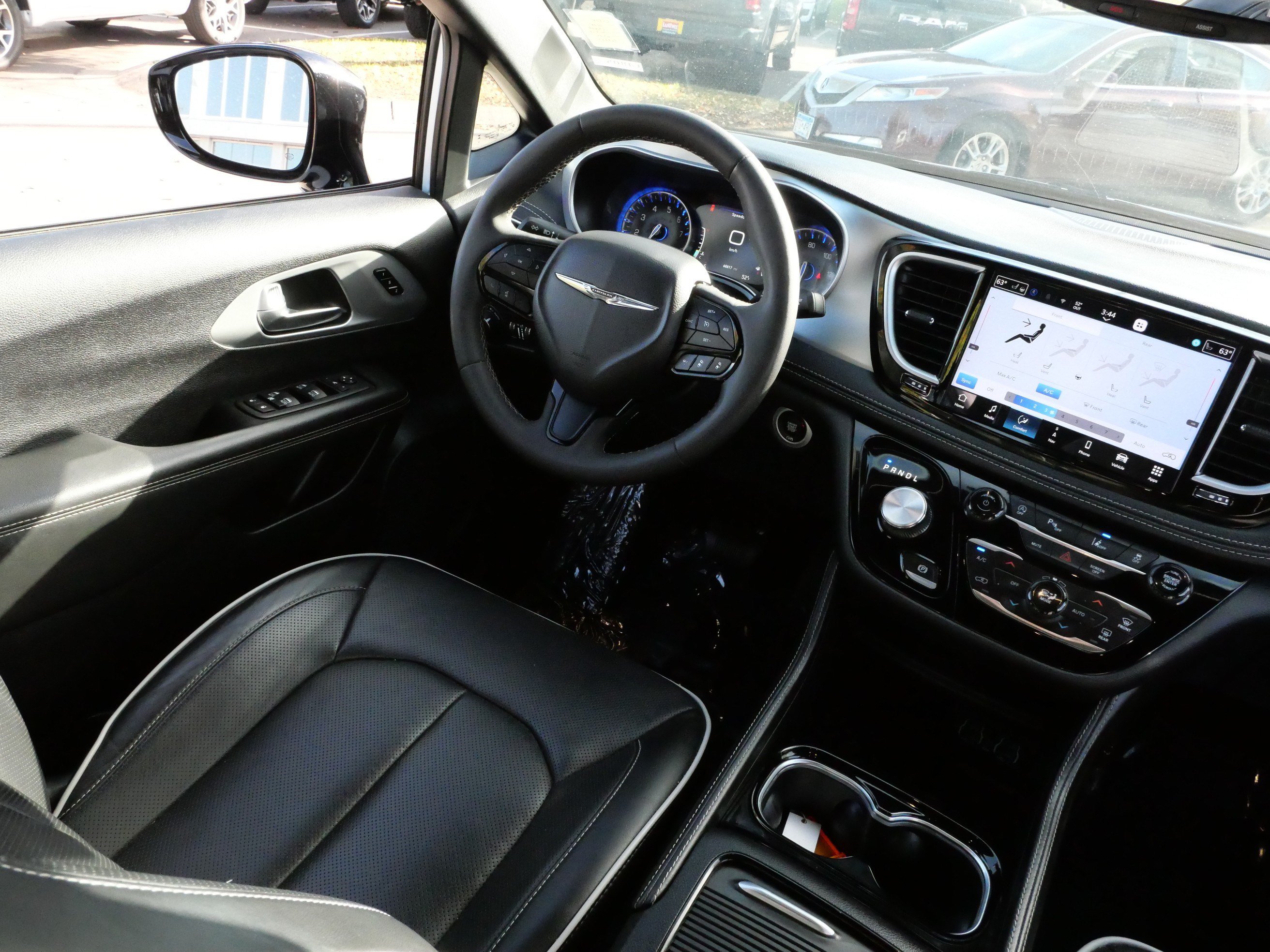 Used 2025 Chrysler Pacifica Limited FWD image 9
