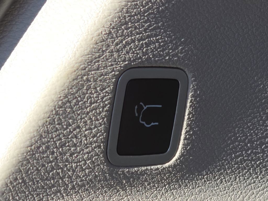 Used 2024 Chrysler Pacifica Touring-L image 11