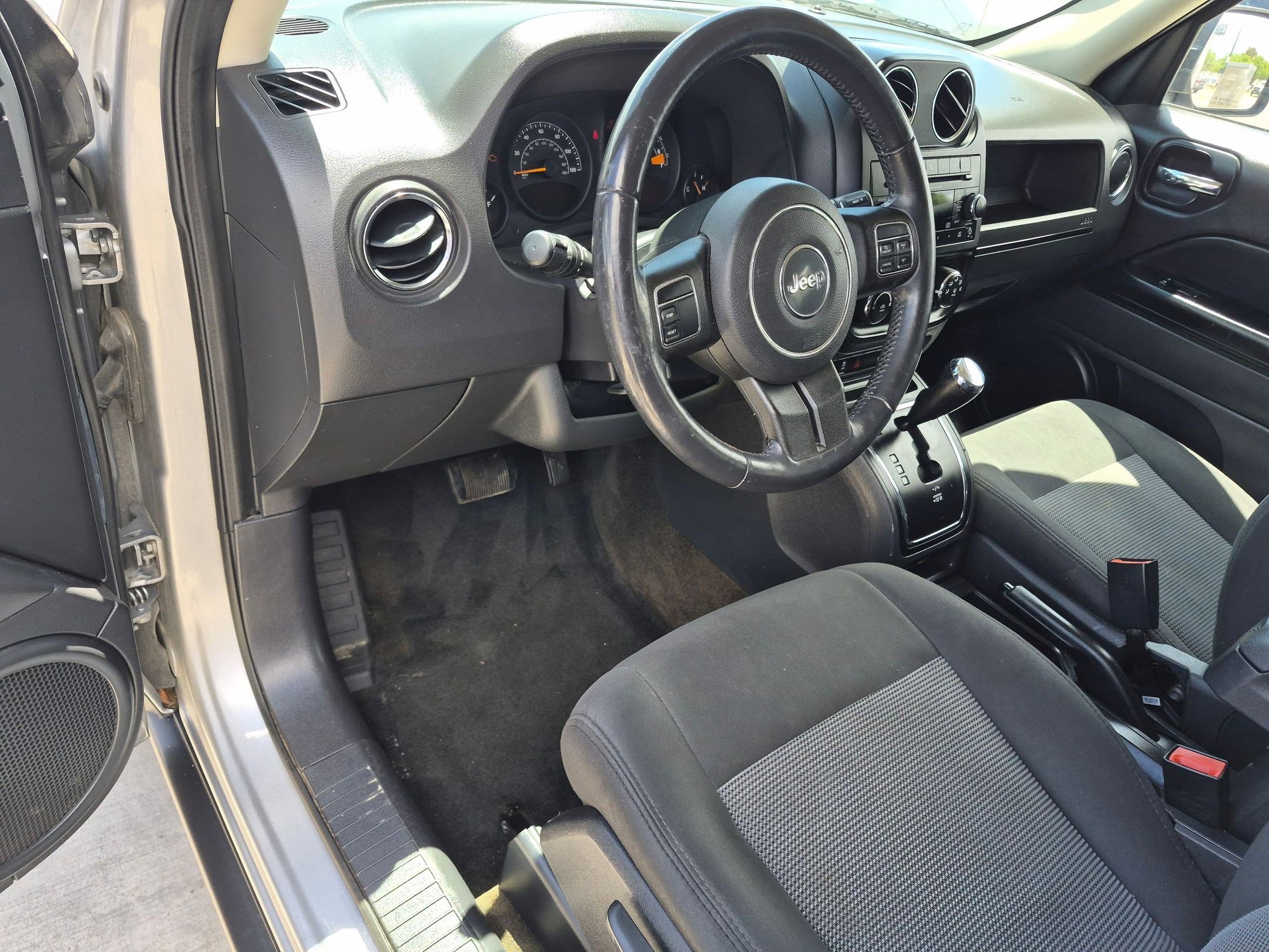 Used 2017 Jeep Patriot Latitude AWD/4WD image 16
