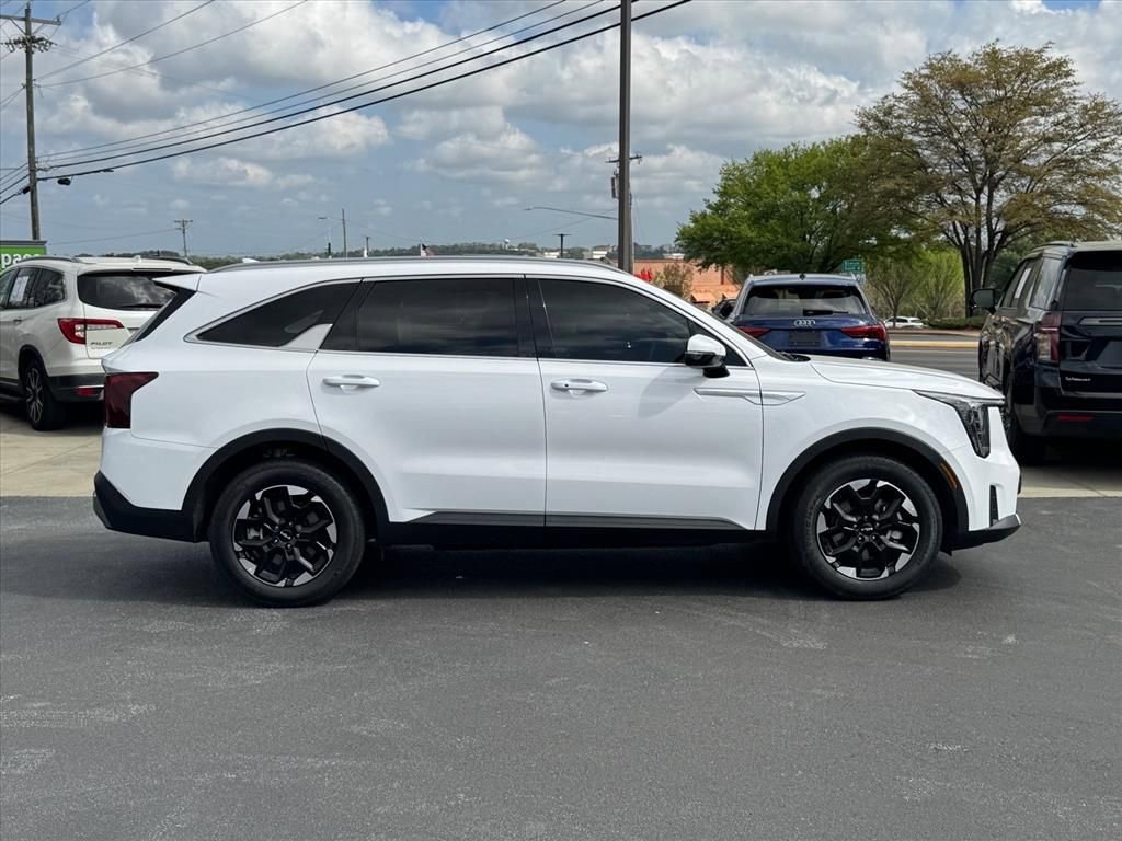 Certified 2025 Kia Sorento S w/ Panoramic Sunroof Package image 2