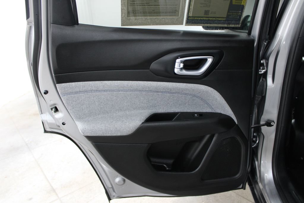 Used 2024 Jeep Compass Latitude image 19