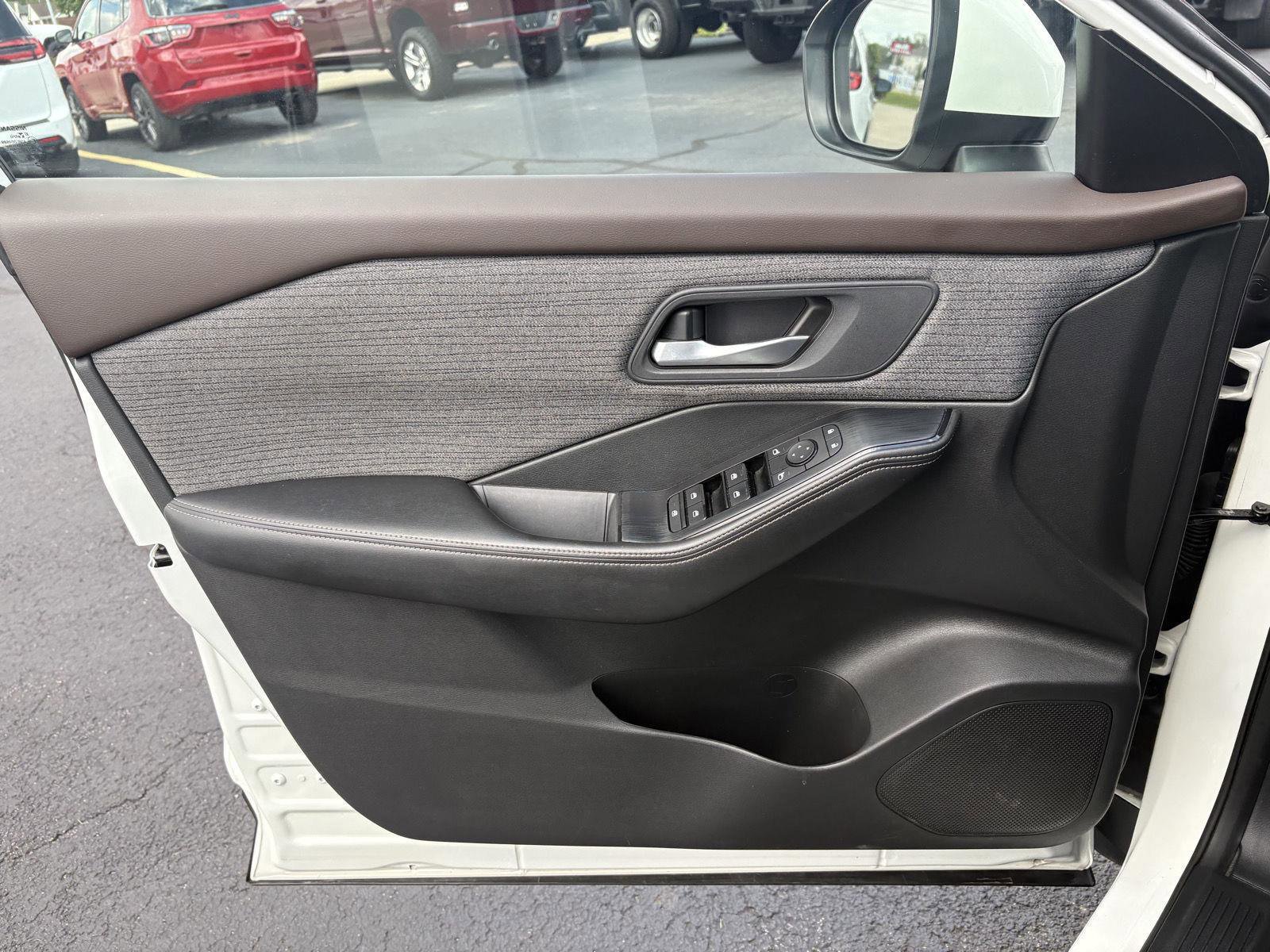 Used 2022 Nissan Rogue SV AWD/4WD image 3