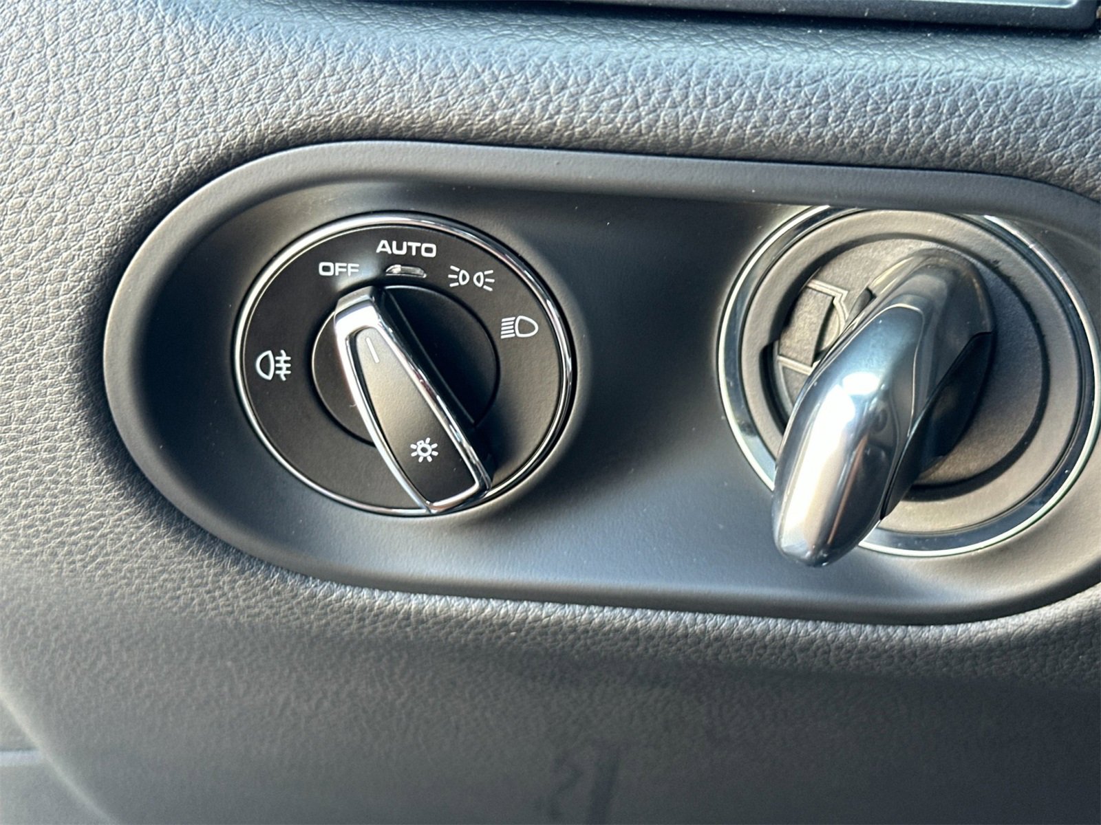 Used 2025 Porsche Macan image 31