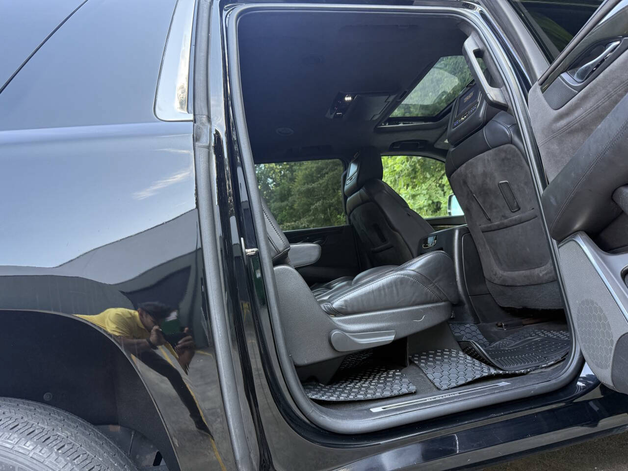 Used 2017 Cadillac Escalade ESV Platinum AWD/4WD image 25