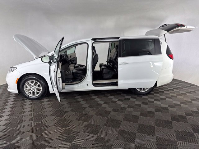 Used 2023 Chrysler Pacifica Touring-L FWD image 12