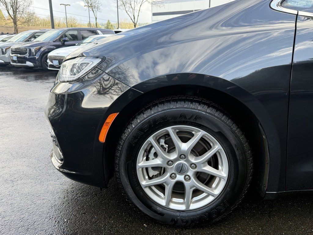 Used 2023 Chrysler Pacifica Touring-L image 9