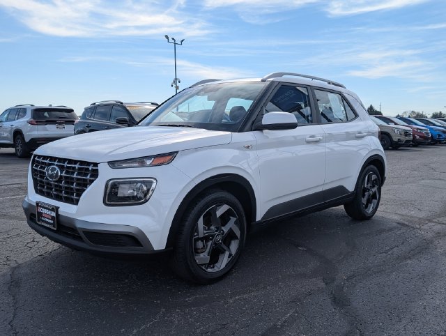 Used 2025 Hyundai Venue SEL FWD image 3