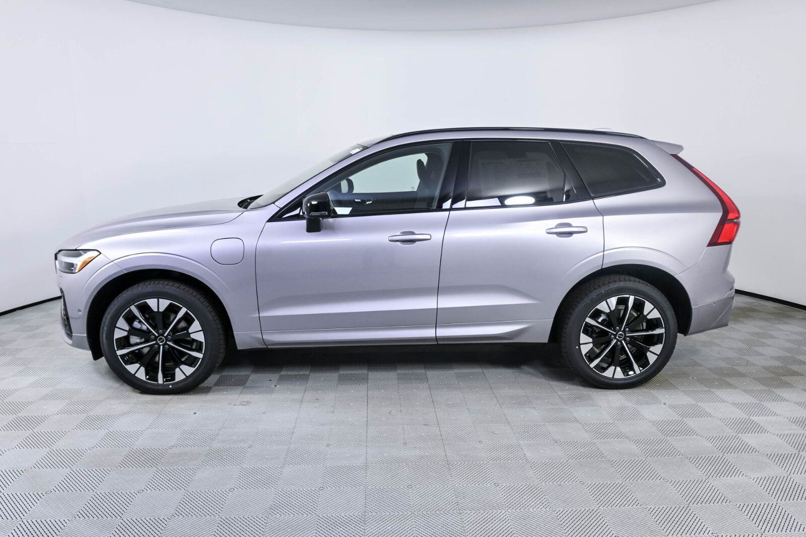 New 2026 Volvo XC60 T8 Plus w/ Climate Package AWD/4WD image 2