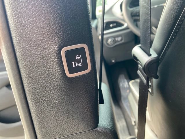 Used 2025 Chrysler Pacifica Limited FWD image 37