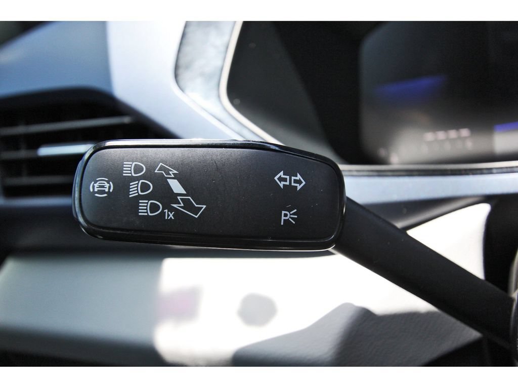 Used 2023 Volkswagen Taos SE w/ Panoramic Sunroof Package FWD image 17