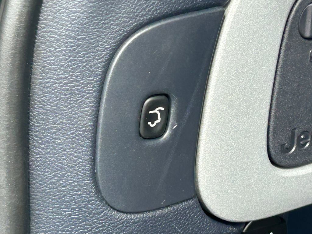 Used 2014 Jeep Cherokee Limited w/ Technology Group FWD image 34
