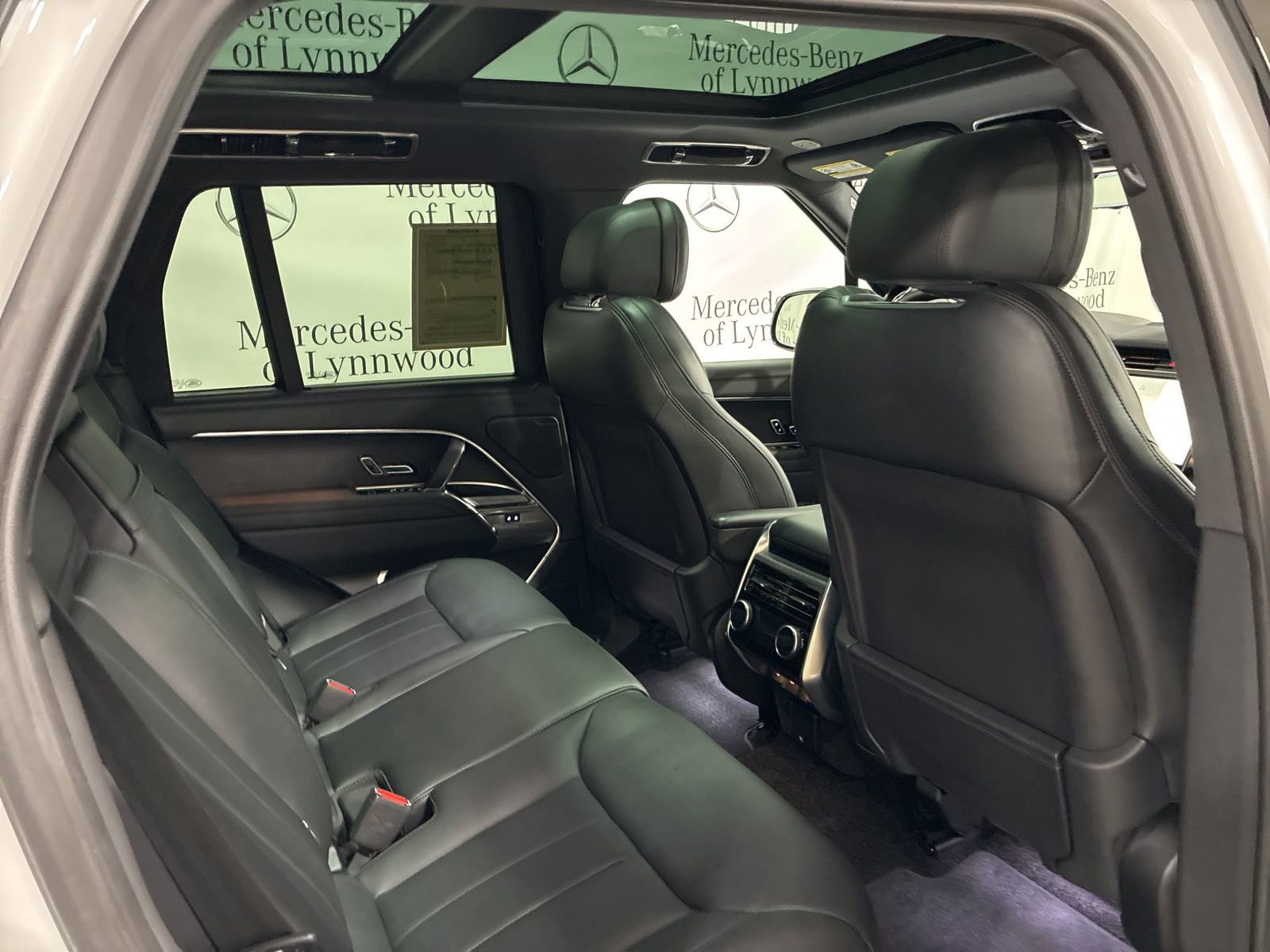 Used 2025 Land Rover Range Rover SE image 31